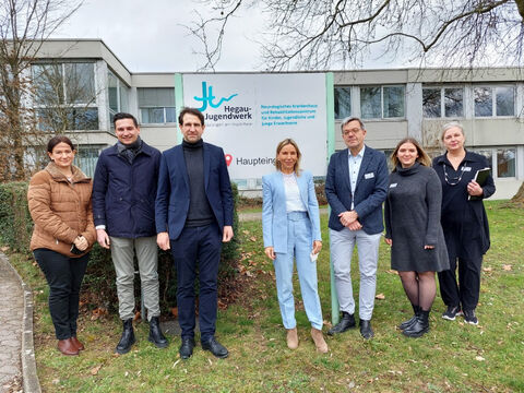 V.l.n.r.: Ramona Biller (Team Unterstützte Kommunikation), Levin Eisenmann, (CDU), Andreas Jung (MdB), Kaufm. Direktorin Barbara Martetschläger, Chefarzt Neuropädiatrie Dr. Axel Galler, Praktikantin Nina Huskic und Pflegedirektorin Ina Rathje. Bilder: HJW.